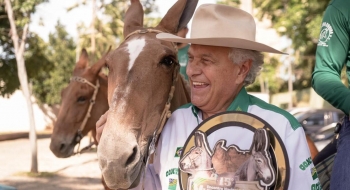 Caiado prestigia tradicional cavalgada da Pecuária de Goiânia